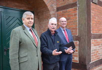 Pastor Rainer Henne (Mitte) mit Kirchenvorsteher Fritz Garms (links) und Superintendent Holger Grünjes. Foto: Andrea Hesse