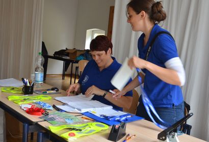 In der Meldestelle laufen die Fäden des JuKi-Spendenlaufs bei Katja Hoffmann (links) und Stephanie Buchmeier zusammen. Foto: Andrea Hesse