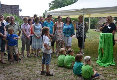Großen Dank richtete Caren Holstein-Lemke an die Mütter des Projektteams und an die Kirchengemeinde St. Georg, hier vertreten durch Pastor Michael Brodermanns (Zweiter von links). Foto: Andrea Hesse