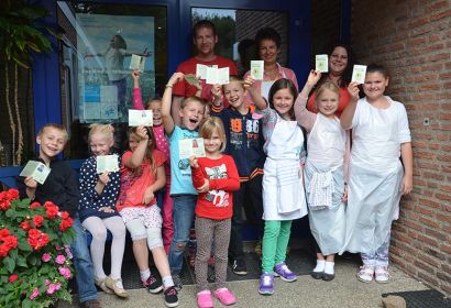 Viel gelernt und mit Freude dabei: Die Horties der Elisabeth-Kita haben sich den Ernährungsführerschein verdient. Begleitet wurden sie dabei von Henning Lübbers (hinten von links), Beate Meyer-Bothling und Recarda van Drumpt. Foto: Andrea Hesse
