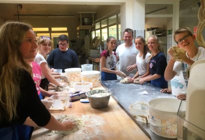 Bäckermeister Frank Hartmann unterstützte die Konfis in seiner Godshorner Backstube mit Rat und Tat.