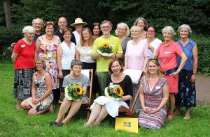Das Hospizdienst-Team, Burgwedels Bürgermeister Axel Düker (hinten, Zweiter von links), stellv. Bürgermeisterinnen Isernhagens Sabine Möller (hinten, Zweite von rechts) und Dr. Renate Vogelgesang (mittlere Reihe, Dritte von links.)