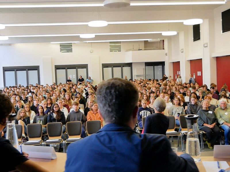 500 Schüler*innen stellten den Vertreter*innen aus dem Gemeinderat ihre Fragen. Foto: privat