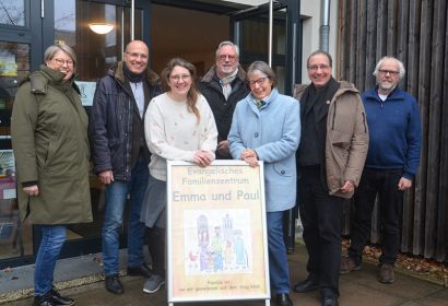 Heidrun Zeilbeck (vorne rechts) und Holger Hornbostel (rechts) überreichten die Spende an (von links) Pastorin Sabine Behrens, Eberhard Engel-Ruhnke aus St. Paulus, Jörg Meier aus Emmaus und Pastor Dr. Frank Foerster. Foto: Andrea Hesse