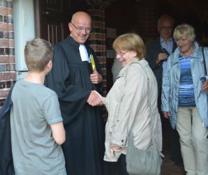 Pastor Holger Grünjes verabschiedete sich mit einem Handschlag von den Besucherinnen und Besuchern des Gottesdienstes in der Elisabethkirche. Foto: A. Hesse