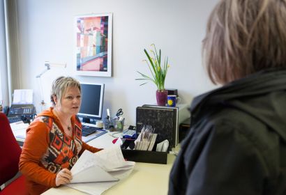 Im Sekretariat der Lebensberatungsstelle nimmt Ilona Sprengel Anmeldungen zurzeit nur telefonisch entgegen. Foto: Stefan Heinze