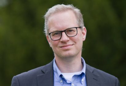 HAZ-Redakteur Simon Benne spricht am 1. Januar in Godshorn zur Jahreslosung. Foto: Samantha Franson