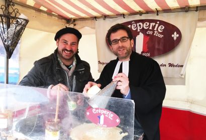 Thorsten Buck und Sebastian Manstein bieten am 1. März leckere Crepes und Gespräche zur Kirchenvorstandswahl an.