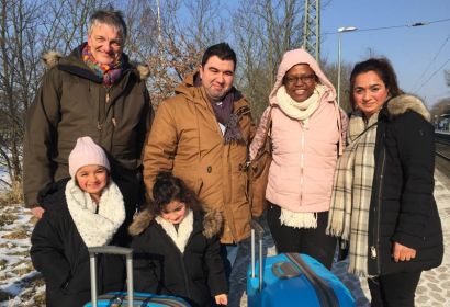 Goitseone Segwati bei ihrer Ankunft in Isernhagen mit ihrer Gastfamilie und Pastor Karsten Henkmann. Foto: Dörte Behn-Hartwig