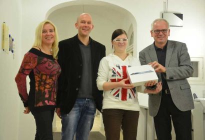 Heike Körber (von links), Webmaster Bastian Hähling, Sandra Feldmann und Martin Bergau bei der Übergabe des iPads. © A. Hesse