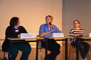 Auf dem Podium diskutierten unter anderem (von links) Kirchenkreisjugendpastorin Reni Kruckemeyer-Zettel, Professor Wolfgang Schröer und Maren Konradt von der Evangelischen Jugend. Fotos: A. Hesse
