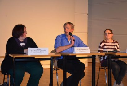 Auf dem Podium diskutierten unter anderem (von links) Kirchenkreisjugendpastorin Reni Kruckemeyer-Zettel, Professor Wolfgang Schröer und Maren Konradt von der Evangelischen Jugend. Fotos: A. Hesse