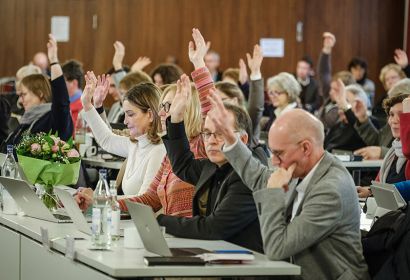Klares Votum: Die hannoversche Landessynode beschloss das Klimaschutzgesetz, das am 1. Januar 2024 in Kraft tritt. Foto: Jens Schulze