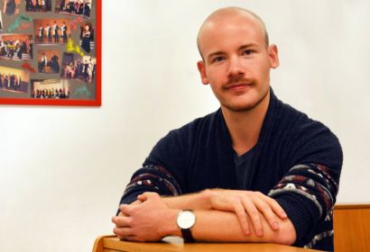 Junger Chorleiter mit viel Erfahrung: Toby Lüer. Foto: Andrea Hesse