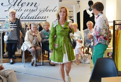 Leicht und farbenfroh: edelMut präsentiert schöne Frühjahrs- und Sommermode. Foto: Andrea Hesse