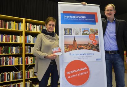 Sandra van de Loo vom Team Kultur der Region Hannover und Kantor Arne Hallmann freuen sich, dass die CD „Orgellandschaften“ rechtzeitig vor Weihnachten fertiggestellt wurde. Foto: Andrea Hesse