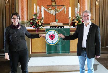 Margit Frehrking und Holger Kiesé freuen sich auf ihre Andacht am Reformationstag in Engelbostel. Foto: Christian Frehrking