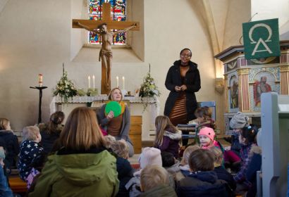 So wie schon oft in der Kita stimmte Gee im Abschieds-Gottesdienst ein Lied aus ihrer südafrikanischen Heimat an.