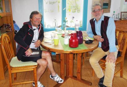 Christoph Wonneberger (links) und Holger Kiesé am Kaffeetisch in Engelbostel. Foto: B. Kiesé