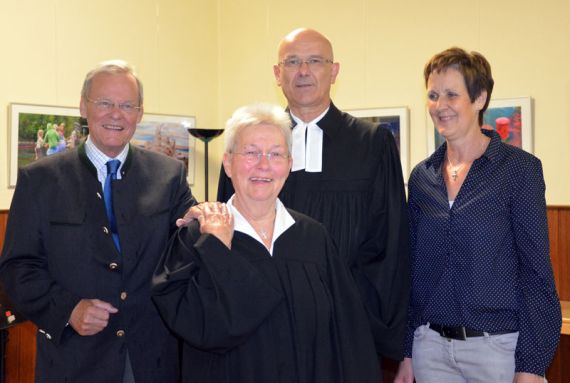 „Du kannst Herzen öffnen“: Heide-Gret Koch (vorne) mit dem Kirchenkreistagsvorsitzenden Friedrich Engeling, Superintendent Holger Grünjes und der Brelinger KV-Vorsitzenden Marion Bernstorf. Foto: Andrea Hesse