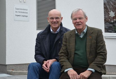 Ein arbeitsreiches Jahr liegt hinter dem Kirchenkreis: der KKT-Vorsitzende Friedrich Engeling (rechts) und Superintendent Holger Grünjes. Foto: Andrea Hesse