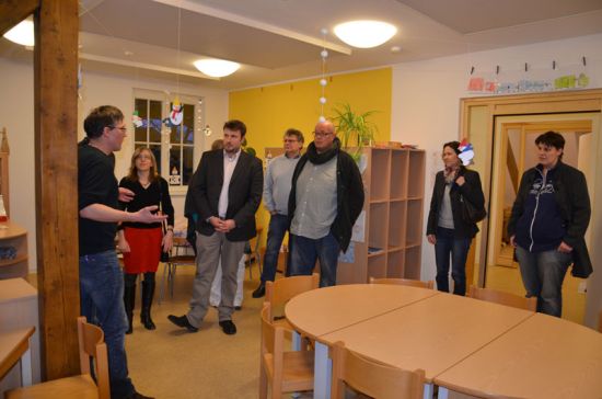 Natürlich gab es für die Gäste der Einweihungsfeier auch eine kleine Führung durch die Horträume im Gemeindehaus. Foto: Anke Wiese