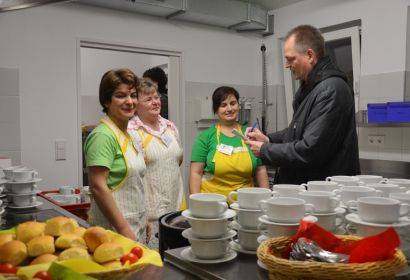 Pressetermin: NHZ-Redakteur Roman Rose unterhält sich mit Köchin Kazimera Piechowska (Zweite von links) und ihrem Team. Foto: Andrea Hesse