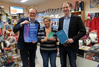 Kantor Arne Hallmann (mit Notenbuch) und Pastor Müller-Jödicke brachten Melanie Klaves die Eintrittskarten für den Vorverkauf in den Laden „Schreibwaren Nitschke“ in der Heidestraße in Engelbostel.