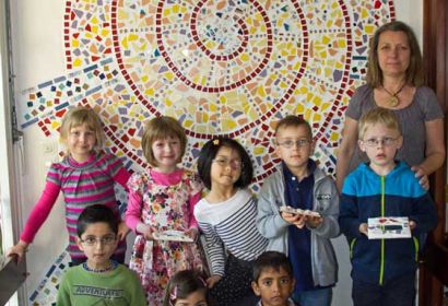 Stolz auf das gemeinsame Werk: Kinder der Kindertagesstätte St. Paulus mit Urszula Paliga. Foto: Heidi Scharkowski