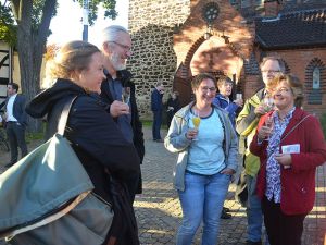 Kirche in der Stadtgesellschaft (vorne von links): Stadträtin Eva Bender, Jürgen Köhler, Vorsitzender der MIMUSE-Veranstalterin Klangbüchse e.V., Kirchenkreis-Fundraiserin Dr. Anke Kappler und Silke Kaune, Schulleiterin des Gymnasiums Langenhagen.