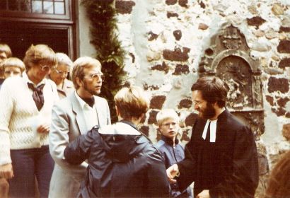 Pastor Biesalski verabschiedet sich nach seinem Ordinationsgottesdienst am 4. September 1983 von den Gottesdienstbesuchern.