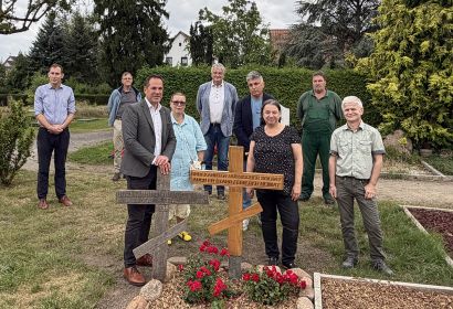 Vertreterinnen und Vertreter der Kirchengemeinde St. Marien, der Kommune Isernhagen und des Volksbundes Deutsche Kriegsgräberfürsorge trafen sich am sanierten Soldatengrab auf dem Friedhof. Foto: Behnush Martinez Hartmann