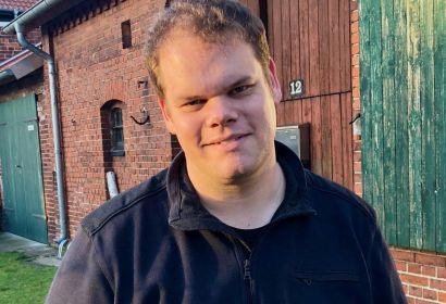 Stephan Mörke zeigt die Engelbosteler „Bastelkirche“.