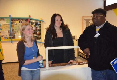 Reverend Gerson Molete mit Schülerinnen der IGS Langenhagen. (© A. Hesse)