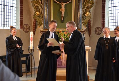 Superintendent Dirk Jonas (rechts) überreichte die Ordinationsurkunde an Dr. Bastian König. Foto: Andrea Hesse