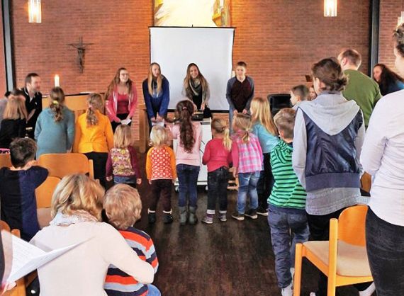Das Kinderkirchen-Team lud zu Liedern, Basteleien und einem Film in die Elzer Kirche ein.