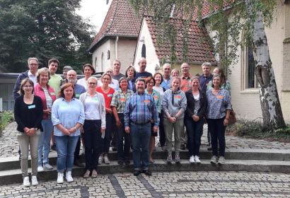 Kirchenvorsteherinnen und -vorsteher aus drei Gemeinden trafen sich in Großburgwedel zu Gesprächen am Grill. Foto: Siegfried Kühn