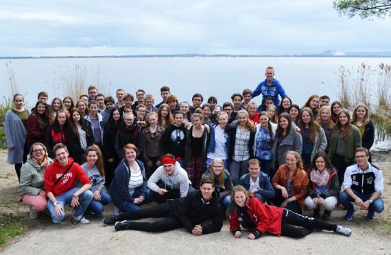 Vor schöner Kulisse am Steinhuder Meer: die Teilnehmenden mit Teamerinnen und Teamern. Foto: Dorothee Lüdeke