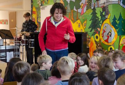 Opernsängerin Mareike Morr fesselt die Kinder aus Kita und Grundschule mit bekannten Volks- und Kinderliedern. Foto: Andrea Hesse