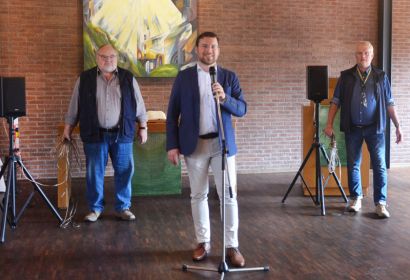 Sie bereiten die Übertragung aus der Elzer Kirche vor (von links): Bernhard Orlowski, Maik Schwarz und Wulf-Steffen Pohle. Foto: Andrea Hesse