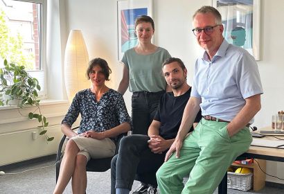 Marie Klug (hinten), Leiterin der Lebensberatungsstelle, mit ihrer Stellvertreterin Miriam Temme (von links), Psychologe Kai Mathis Niebuhr und Superintendent Dirk Jonas. Foto: Andrea Hesse