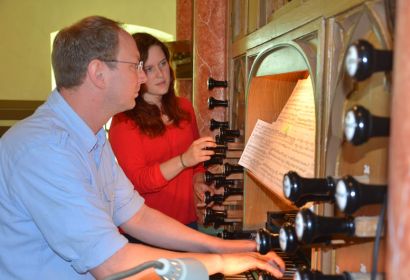 Arne Hallmann und Miriam Venz während der CD-Aufnahme an der Engelbosteler Orgel. Foto: Andrea Hesse