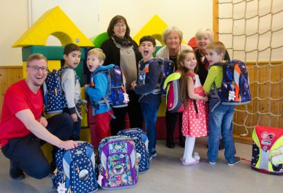 Christoph Goldbaum (von links), Monika Drotleff, Brunhild Schrader-Olms und Beatrix Siebert freuen sich mit den Kindern über die neuen Ranzen. Foto: Andrea Hesse