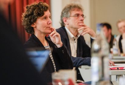 Christine Rinne und Friedrich Selter verfolgen die kontroverse Debatte in der Landessynode. Foto: Jens Schulze