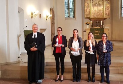 Nach der Taufe: Sabine Müller (rechts) mit Pastor Stephan Lackner und Teilnehmerinnen ihres Taufkurses in der hannoverschen Kreuzkirche.