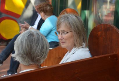 Birgit Baumann, Mitarbeiterin der Lebensberatungsstelle, hört zu, was Hroswitha Franz ihr erzählt. Foto: Andrea Hesse