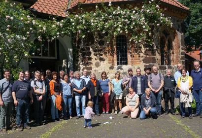 Gruppenbild unter den Kletterrosen der Kapelle in Engensen. Foto: Isabelle Watral