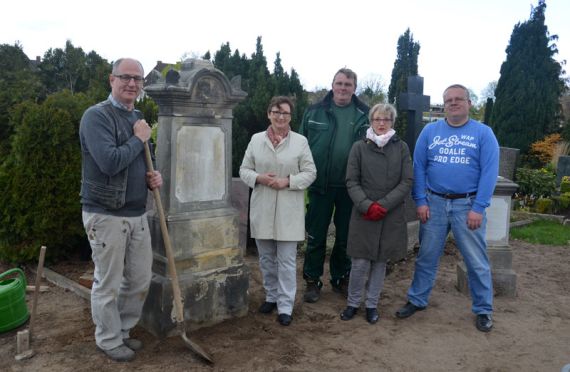 Gemeinsame Planung und Gestaltung (von links): Steinmetz Uwe Spiekermann, Pastorin Bettina Praßler-Kröncke, Gärtner Wilhelm Ehlers, Inge Aping und Gärtner Frank Priegnitz. Foto: Andrea Hesse