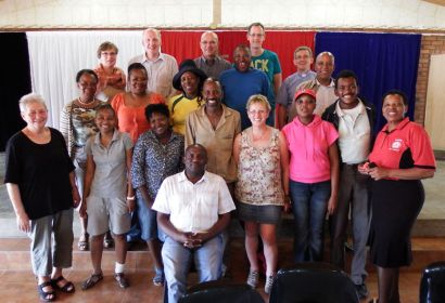 Gruppenbild mit den Gastgeberinnen und Gastgebern nach einem gemeinsamen Essen in Letlhabile. Foto: Lars Arneke