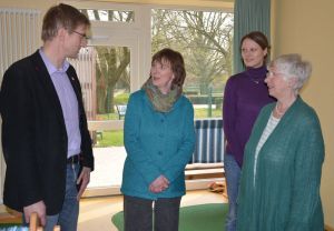 Vor-Ort-Gespräch in der Krippe der Elisabeth-Kirchengemeinde (von links): Dirk Musfeldt, Tabea Pipenbrink, Rebecca von Wick vom Vorstand des Fördervereins der Kita und Ulrike Jagau. Foto: A. Hesse